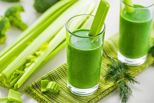 Nước ép cần tây, giải pháp hỗ trợ điều trị mụn