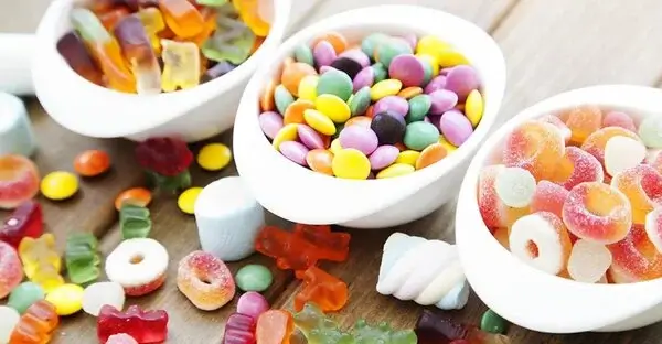đồ ngọt gây ra lão hóa và mụn trên da