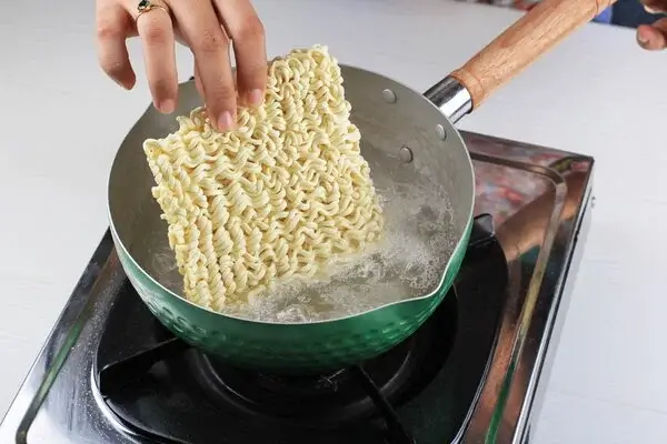 mì ăn liền làm cho mụn khó điều trị