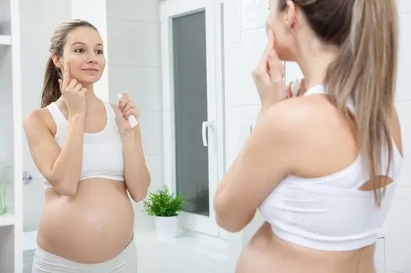 có nhiều nguyên nhân mụn xuất hiện trên phụ nữ mang bầu