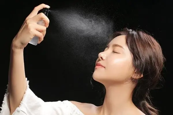 sử dụng xịt khoáng cấp ẩm tức thời