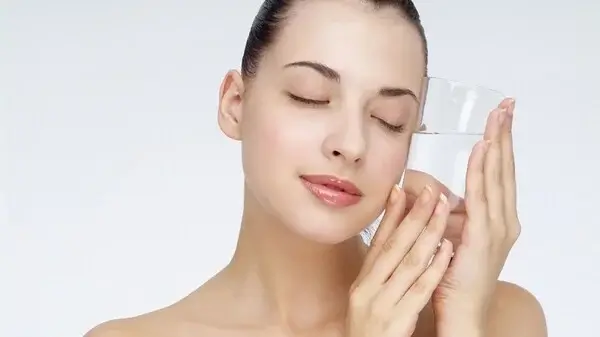uống nước đầy đủ giúp làm đẹp da