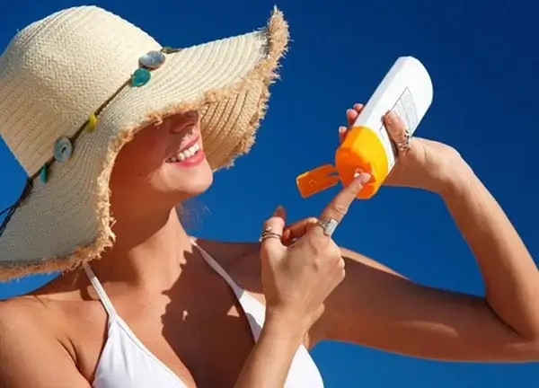bôi kem chống nắng đúng chuẩn giúp bạn tránh xa mụn trên da