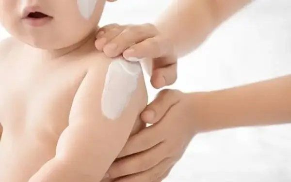hạn chế sử dụng sản phẩm chăm sóc da cho trẻ