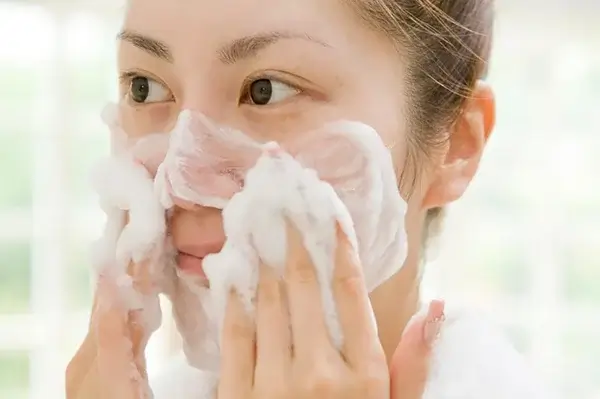 rửa mặt thường xuyên để ngăn nguy cơ mụn xuất hiện do đeo khẩu trang
