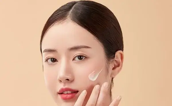sử dụng mỹ phẩm để điều trị mụn đầu đen trên da dầu