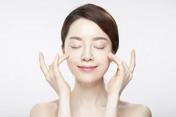 rửa mặt bằng nước vo gạo giúp làn da mịn màng căng bóng