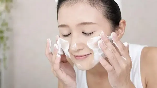 để giảm nhờn cho da bạn nên vệ sinh da mặt sạch