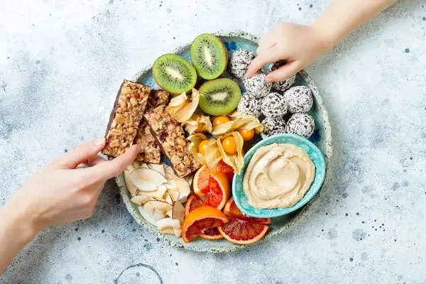 Cách ăn vặt lành mạnh