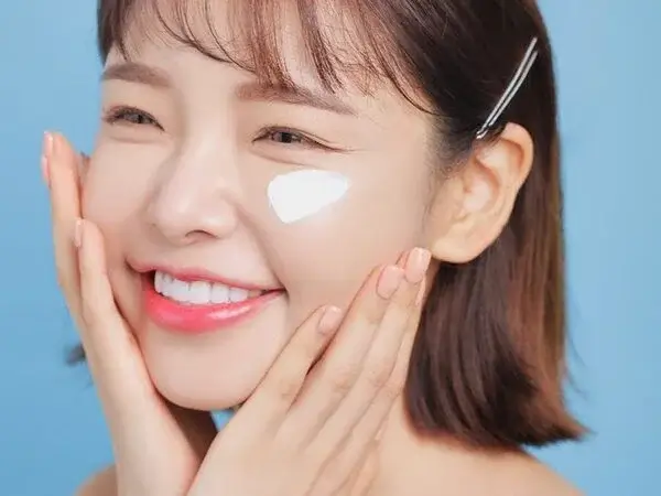 Dưỡng ẩm đầy đủ để giúp da bớt thâm