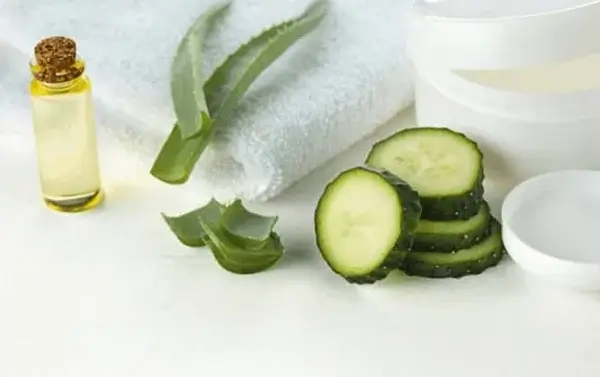 Nha đam trắng da tại nhà với dưa chuột