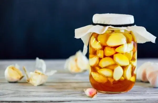 Tỏi ngâm mật ong là một món trị đau dạ dày hiệu quả