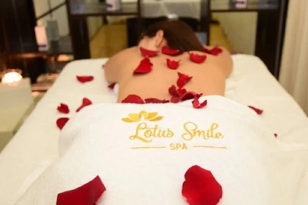 Chăm sóc trị mụn tại Lotus Smile Spa
