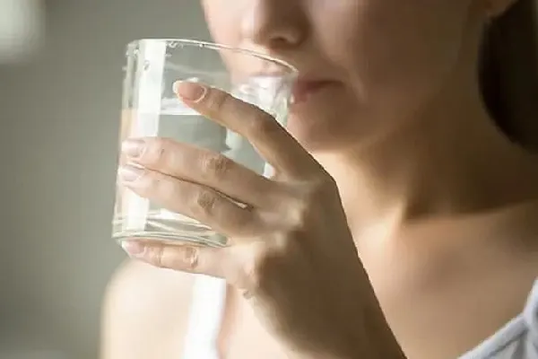 Bí quyết thức khuya không nổi mụn chính là uống nước ấm mỗi khi đói