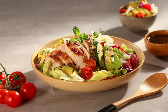 Salad bí đỏ cá hòi trong công thức dinh dưỡng cho làn da