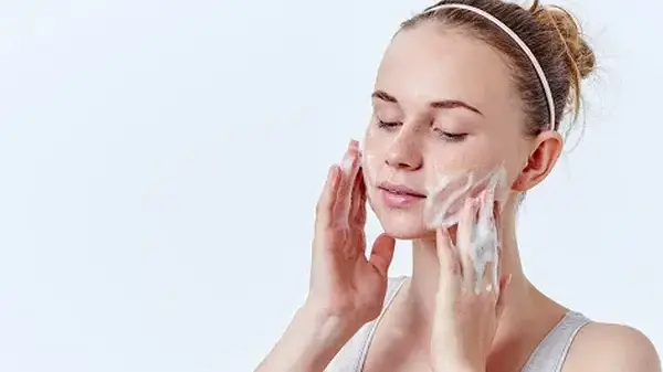 Những lí do bạn nên dùng sửa rửa mặt cho da dầu nhờn