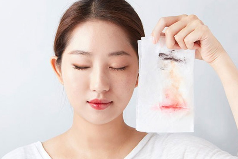 Cách chăm sóc da của người Nhật: Sử dụng dầu tẩy trang để làm sạch và bảo vệ lớp dầu tự nhiên.