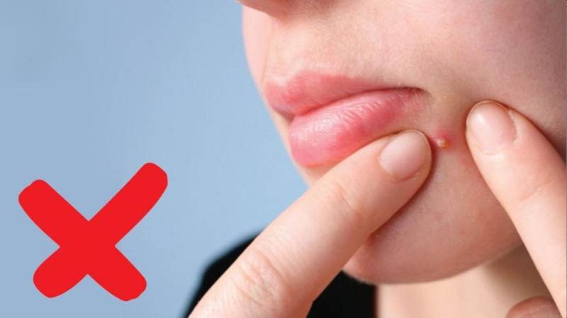 Chạm tay vào mặt có thể gây kích ứng và viêm nhiễm sau nặn mụn