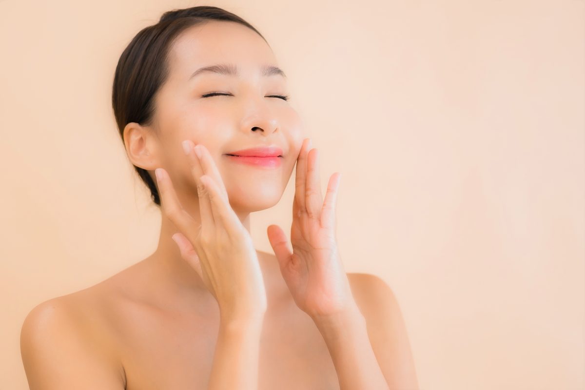 Xóa bỏ tế bào chết đều đặn ngăn ngừa mụn và cải thiện cấu trúc da