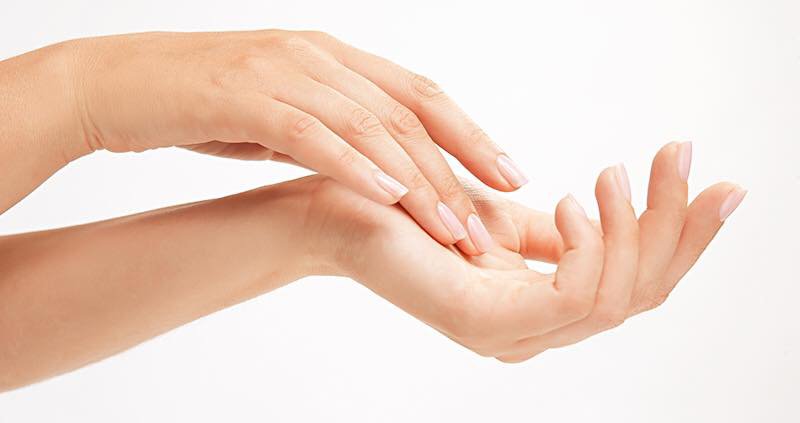 Tẩy tế bào chết cho da tay giúp loại bỏ lớp da xỉn màu, làm trắng da tay và mang lại vẻ mịn màng