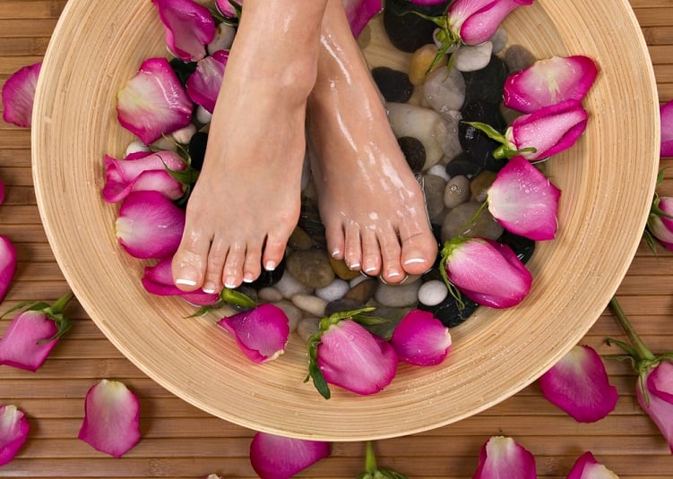 Ngâm chân trong nước ấm giúp giảm đau chân khi mang giày cả ngày