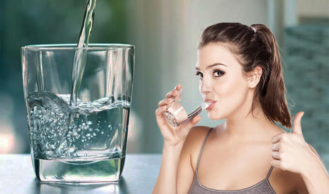 Uống đủ nước giúp duy trì độ ẩm cho da