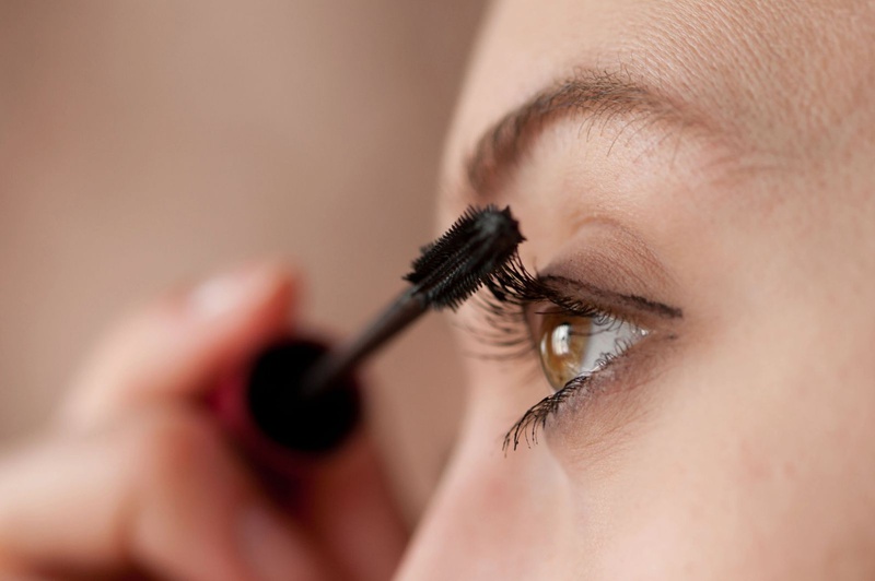 Mascara là bí quyết đơn giản để tạo đôi mi dài và quyến rũ trong cách trang điểm mắt hàng ngày