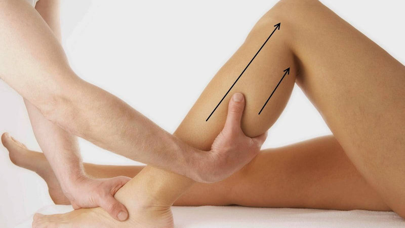 Thực hiện massage chân để giảm đau đớn và tăng cường lưu thông máu