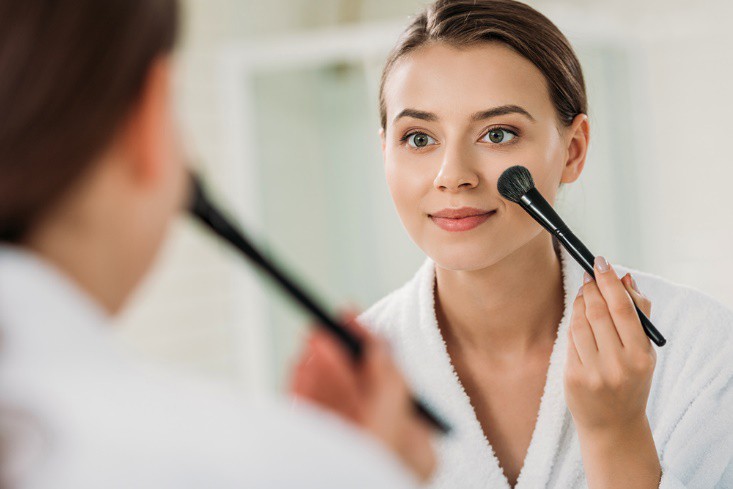 Chỉ rửa mặt mà không tẩy trang, khiến lớp trang điểm còn sót lại