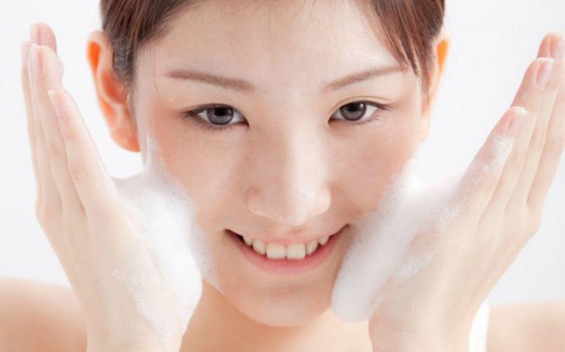 Rửa Mặt Sạch Sâu: Bước Đầu Tiên Trong Quy Trình Dưỡng Da Trước Tết