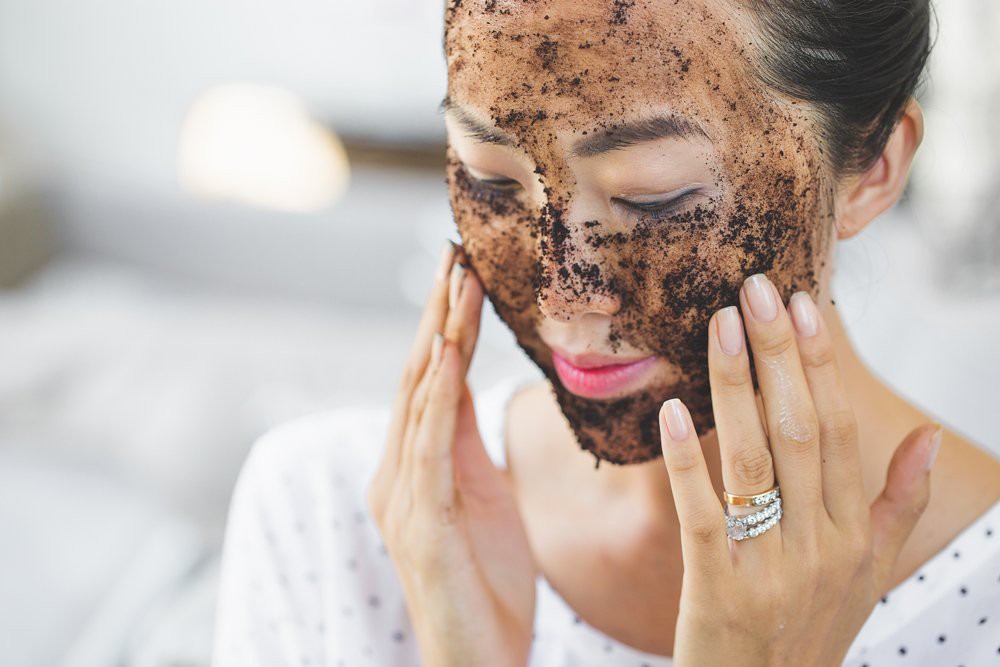 Loại bỏ tế bào chết từ bã cà phê giúp da sáng mịn