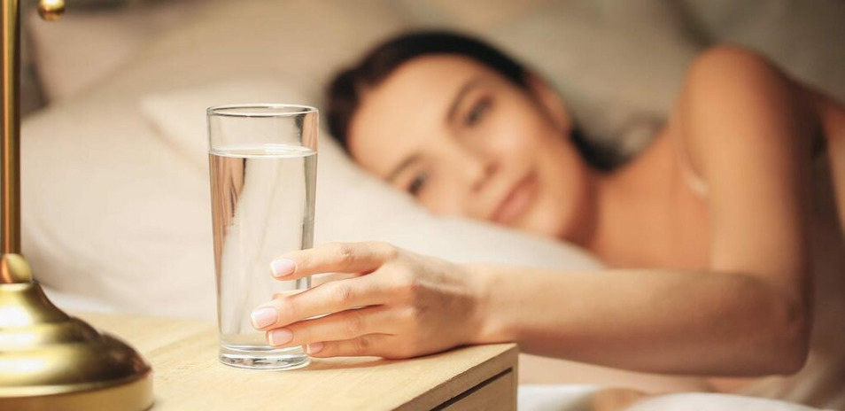 Chế độ ngủ đủ giấc giúp giảm quầng thâm và nếp nhăn
