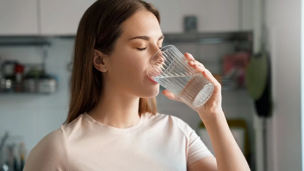 Uống đủ nước giúp duy trì độ ẩm và hỗ trợ cách mờ thâm hiệu quả.