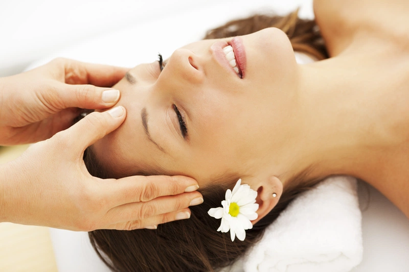 Kích thích lưu thông máu qua việc massage da mặt giúp da mịn màng và rạng rỡ