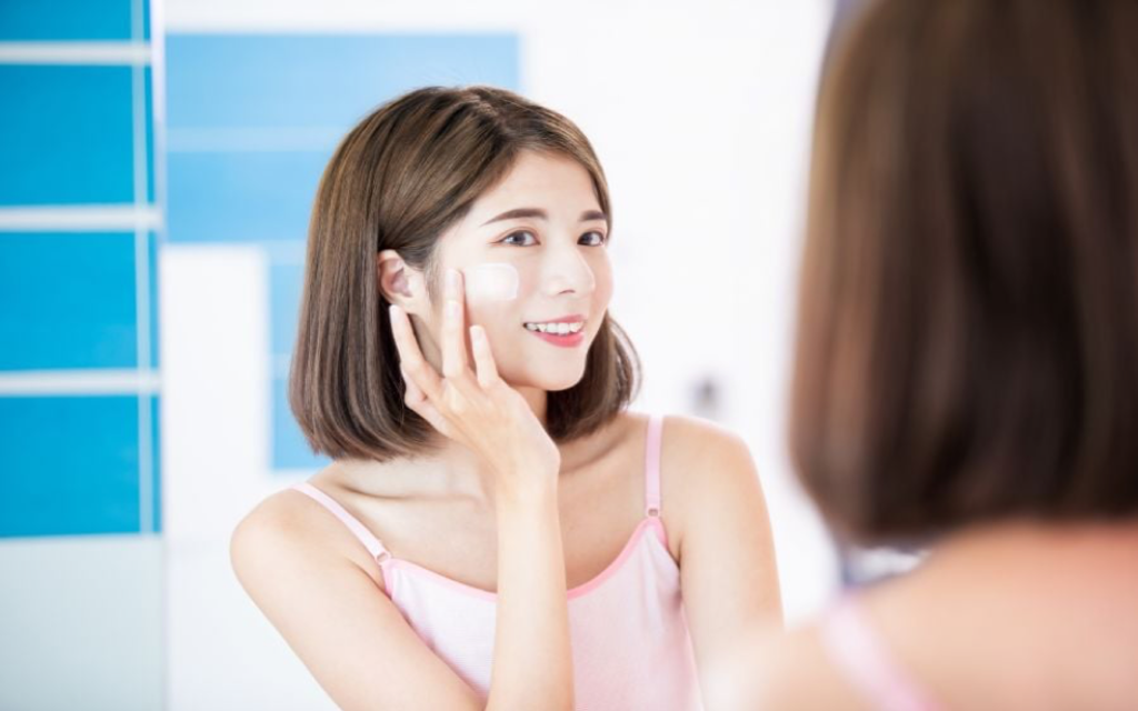 Dù ở trong nhà hay ngoài trời, thoa kem chống nắng là cách mờ thâm hiệu quả