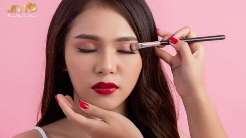 Làn da tươi trẻ hơn khi hạn chế trang điểm quá dày