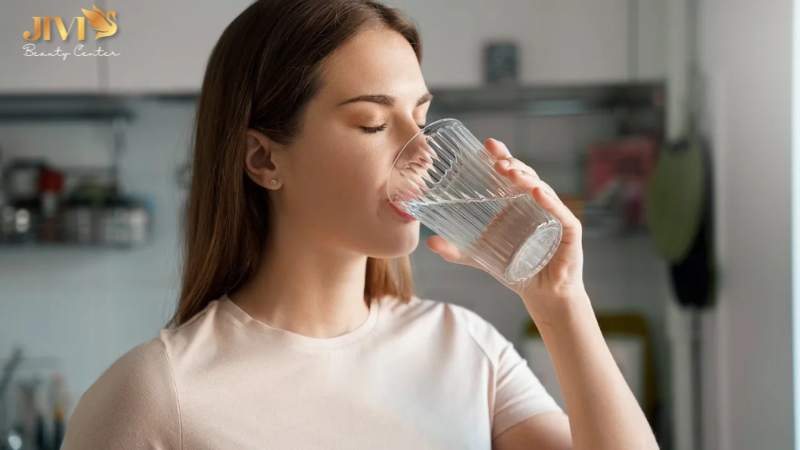 Uống đủ nước mỗi ngày để duy trì làn da khỏe mạnh và mịn màng