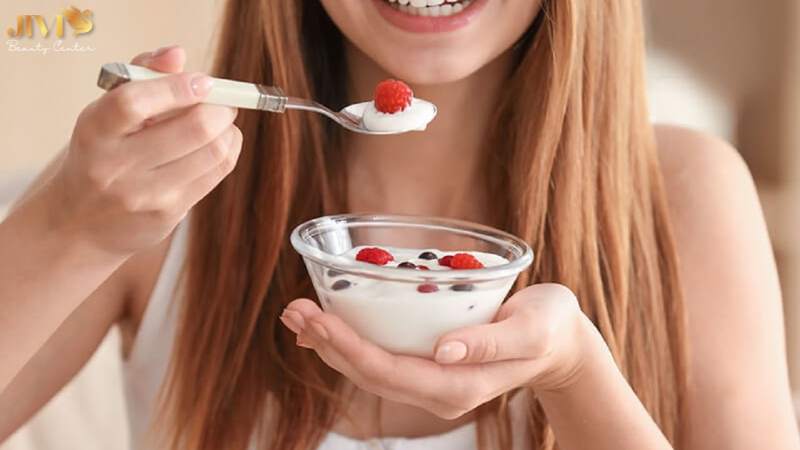 Lợi khuẩn từ sữa chua giúp loại bỏ độc tố, ngừa mụn