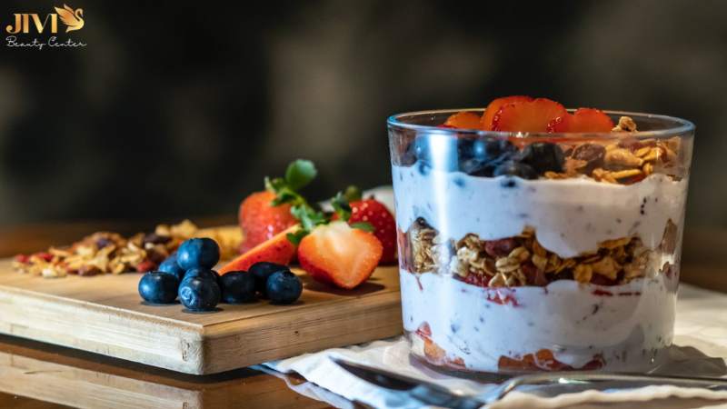 Parfait sữa chua, chuối và granola giúp da sáng khỏe từ bên trong