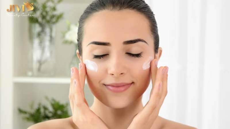 Khi độ ẩm không khí cao, serum là đủ để dưỡng da