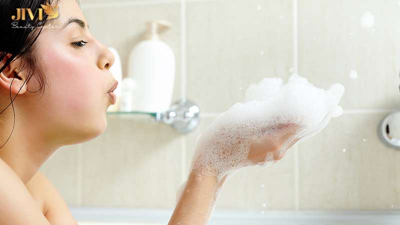 Dùng sản phẩm dưỡng da không phù hợp sau khi tắm