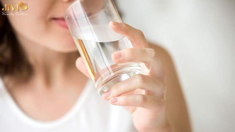 Uống đủ nước mỗi ngày giúp giữ ẩm làn da