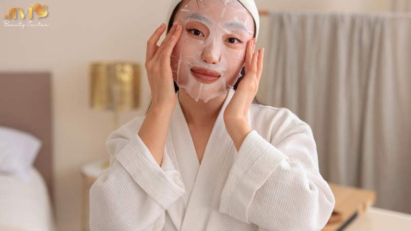 Đắp mặt nạ dưỡng ẩm định kỳ