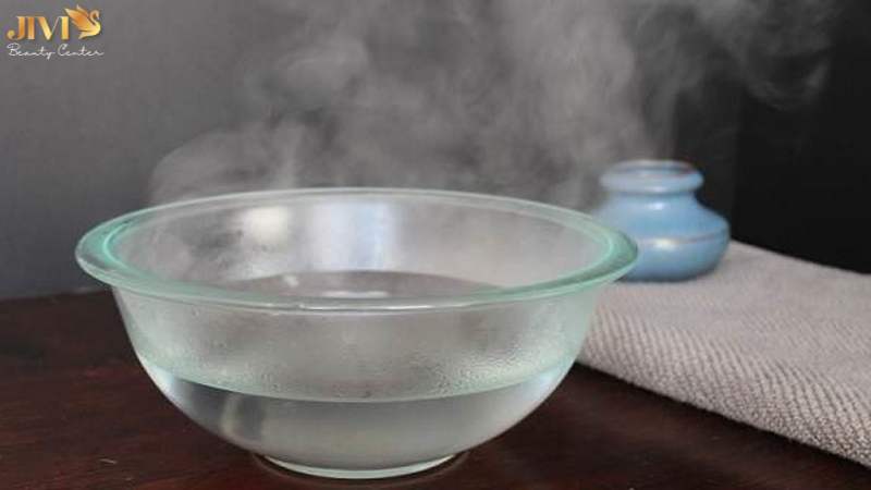 Tránh rửa mặt bằng nước quá nóng
