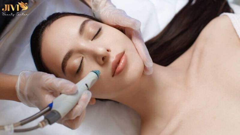 Vì sao phụ nữ cần chăm sóc da mụn tại spa?