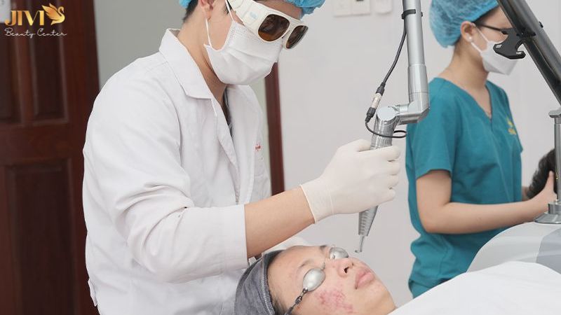 Khi nào nên đi khám bác sĩ hoặc đến spa?
