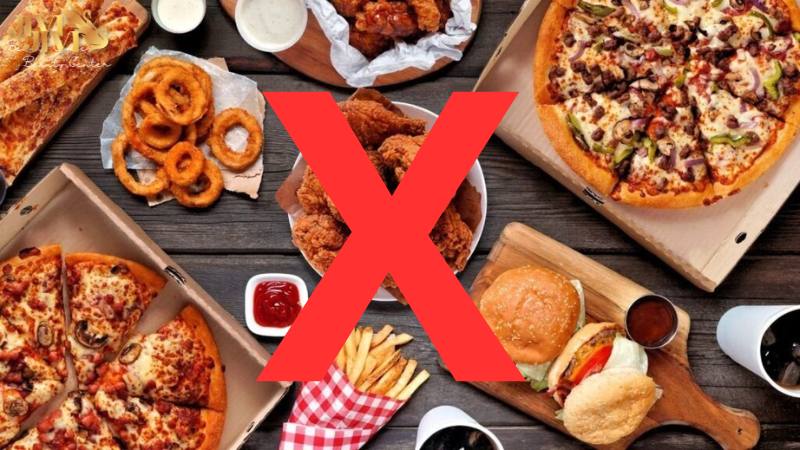 Nên kiêng gì để tránh làm mụn nội tiết nặng hơn?
