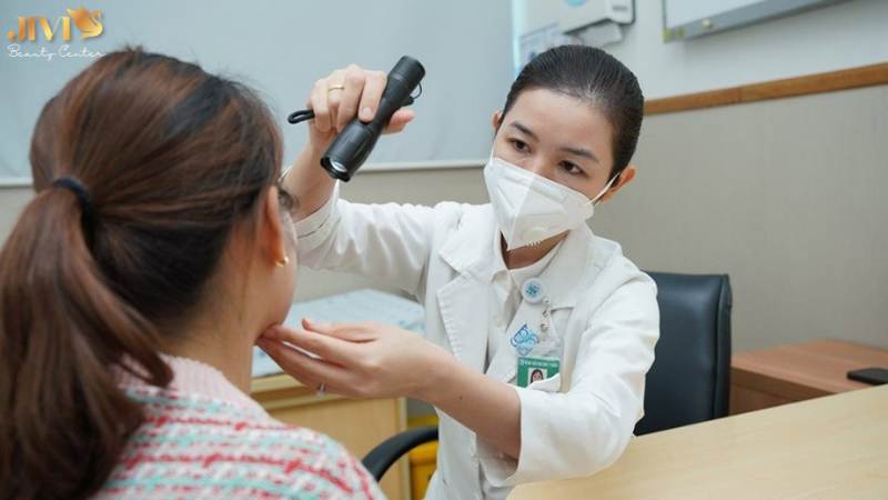 Làm sao để hạn chế tác dụng phụ khi trị mụn nội tiết?