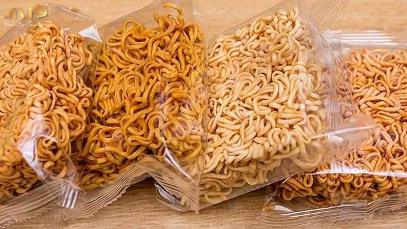 Carbohydrate tinh chế (cơm trắng, bánh mì trắng, mì ăn liền)